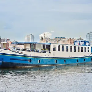 https://hotelboat-fleur.amsterdamhotelsnl.com